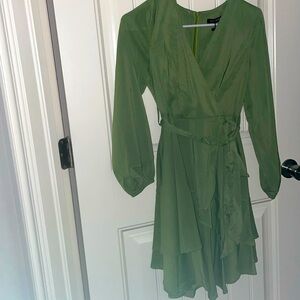 I’m selling a dress that is green and long sleeve with a v neck